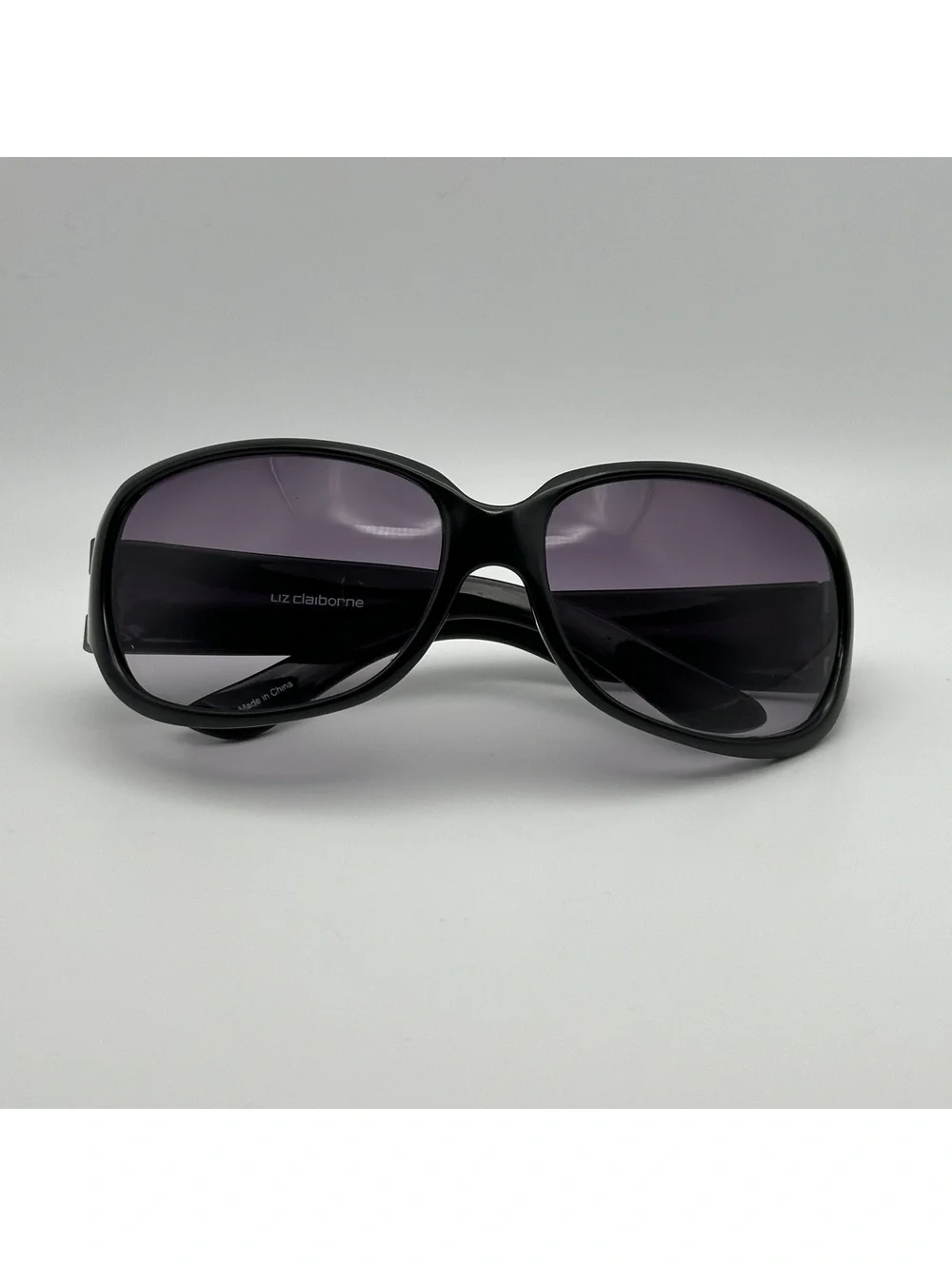 Liz Claiborne Black Oversized Sunglasses with Gradient Lenses